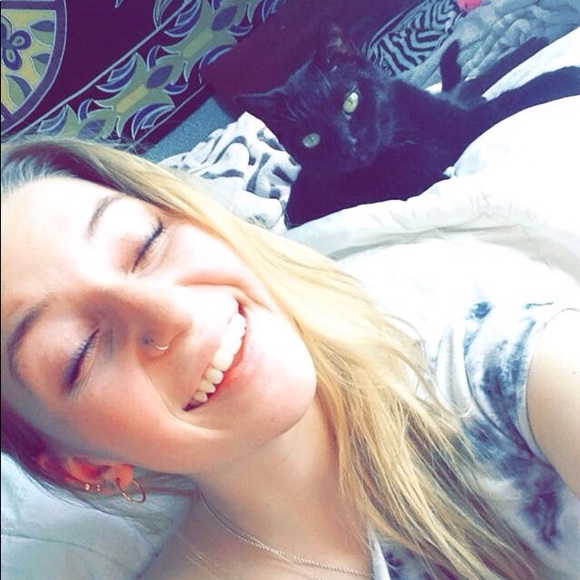 Meet your Posher, Kat - Picture 2 of 7